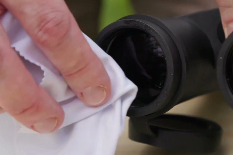how to clean binoculars